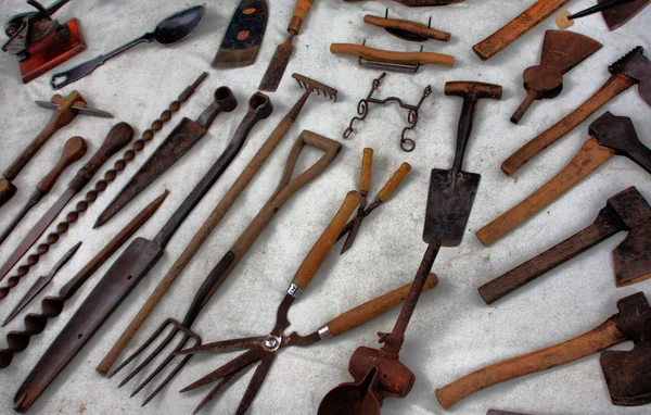 Eine Auswahl alter Werkzeuge — Stockfoto