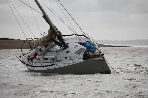 Yacht aground — Stock Photo, Image