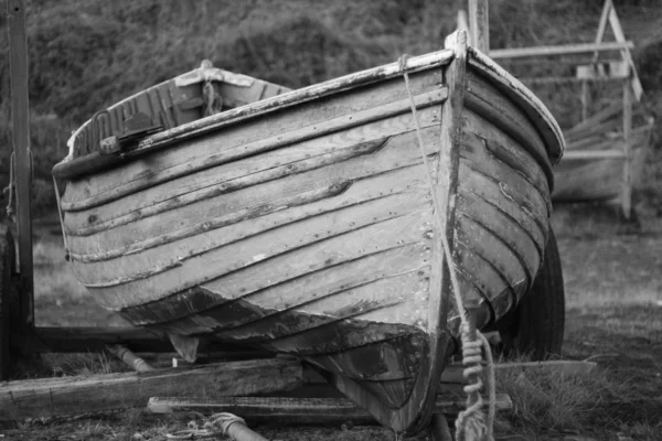 Zwart-wit oude ouderwetse vissersboot — Stockfoto