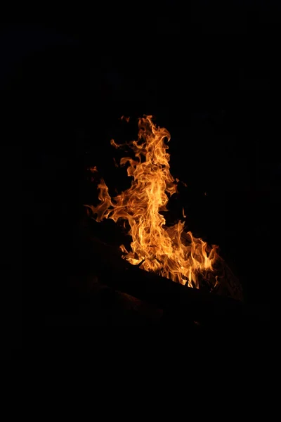 暗い背景に対して炎 — ストック写真