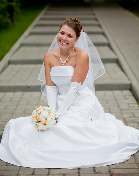 Verloofde is zittend op de straat, lachen — Stockfoto