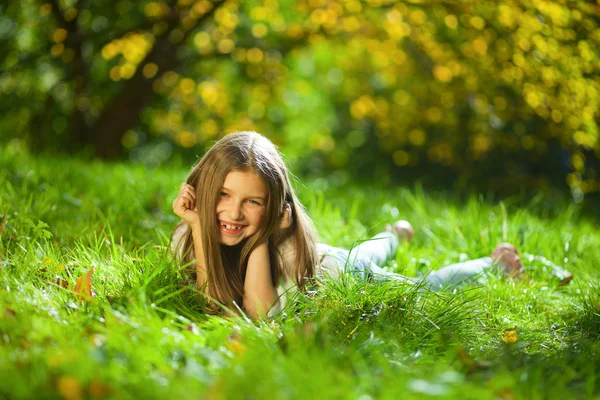 Κορίτσι στο γρασίδι στο πάρκο — Φωτογραφία Αρχείου
