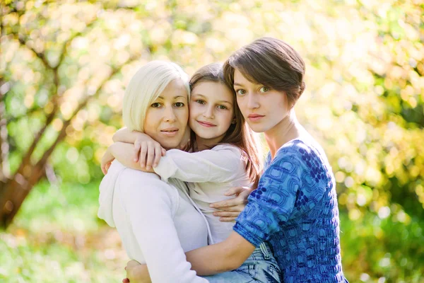 Anne ve iki kızı bir parkta — Stok fotoğraf