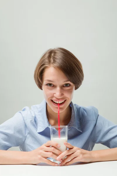 Meisje met milkshake — Stockfoto