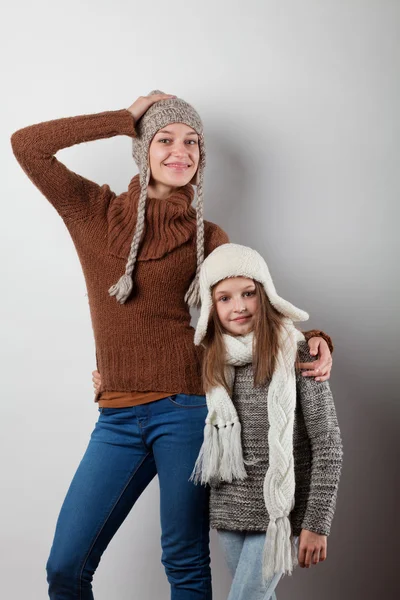 Flickor klädda i stickade saker — Stockfoto
