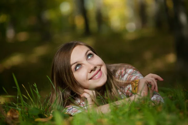 Meisje in een park — Stockfoto