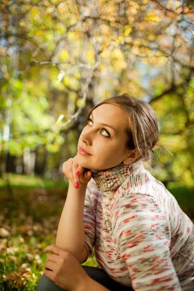 Girl in a park in the autumn looking at the top — Stock Photo, Image