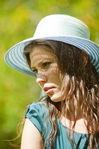 Lány egy kalap, egy nyári napon — Stock Fotó