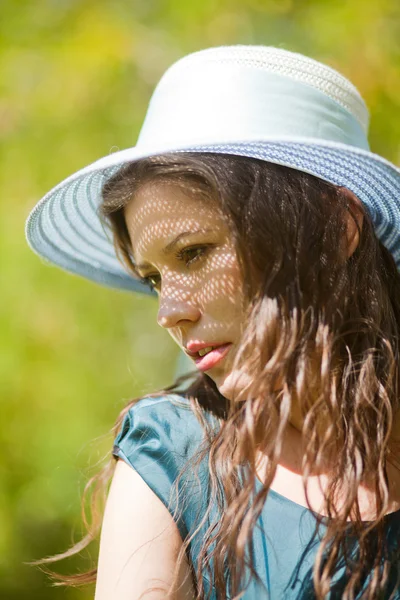 Chica en un sombrero en un día de verano —  Fotos de Stock
