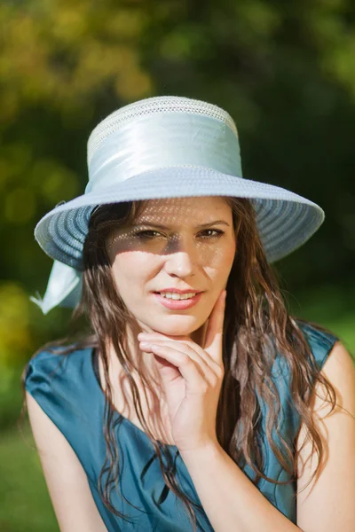 Menina de chapéu em um dia de verão — Fotografia de Stock