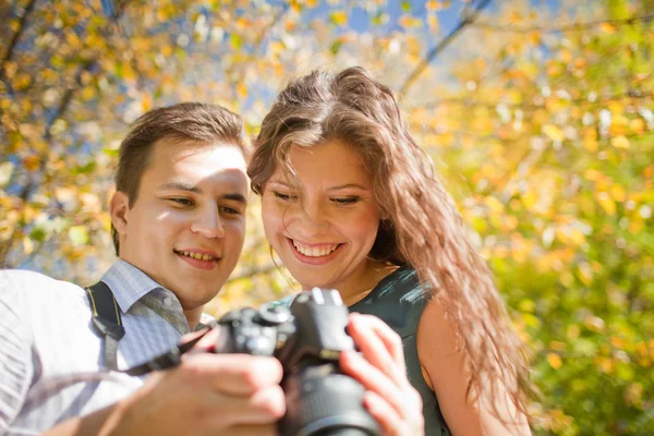 Feliz jovem casal olhando para a câmera — Fotografia de Stock