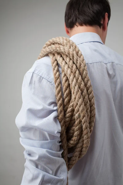 Fiatal férfi-egy kötéllel a vállára — Stock Fotó