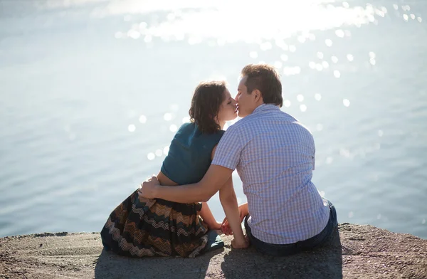 Пара цілується на березі — стокове фото