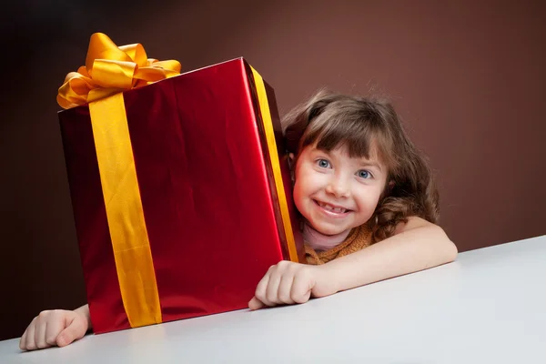 Chica con alegría abraza el presente — Foto de Stock