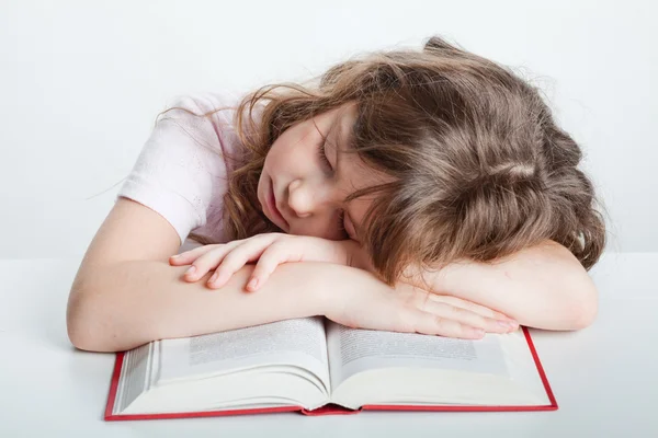 Seorang gadis tertidur dengan sebuah buku — Stok Foto