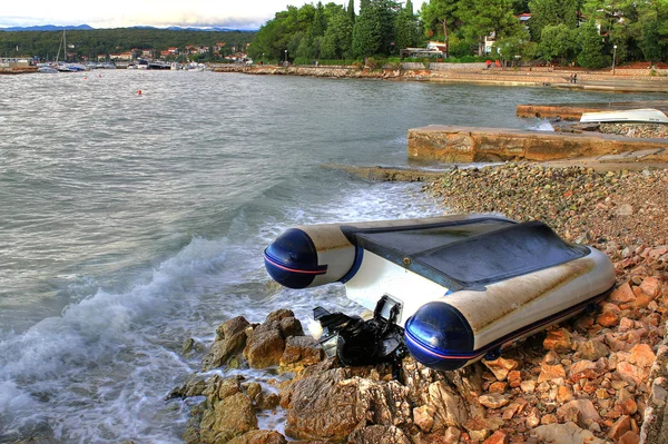 Лодка разбилась на берегу моря после сильного шторма — стоковое фото