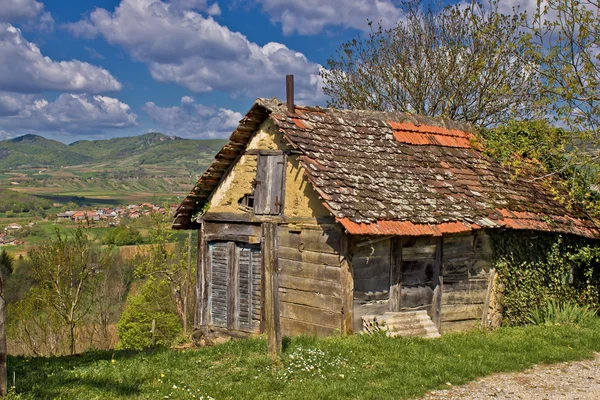 Beautiful scenic old cottage in mountain region — Stock Photo, Image