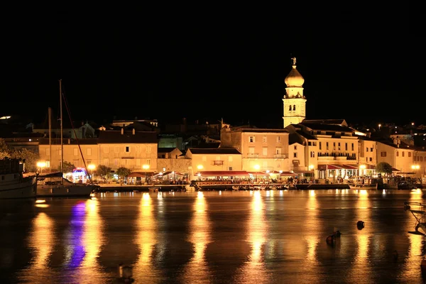 Noite na cidade de Krk, beira-mar — Fotografia de Stock