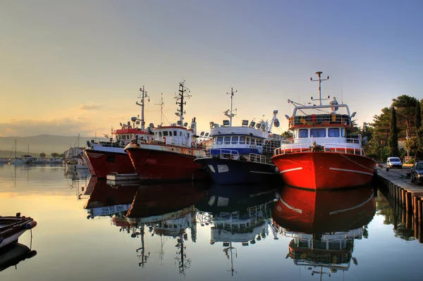 Barche da pesca la mattina presto sul mare calmo — Foto Stock