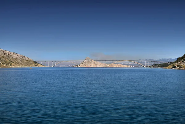 Eiland krk-brug over zee — Stockfoto