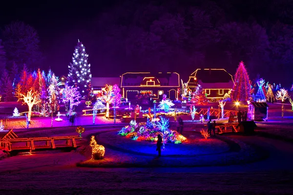 Fantasia de Natal - árvores e casas em luzes Imagens De Bancos De Imagens