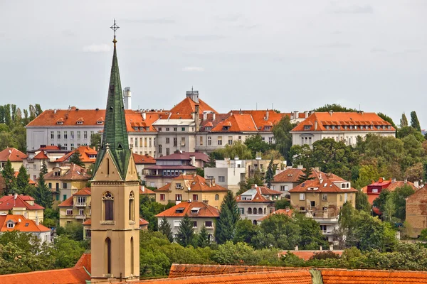 Zagreb hustak och kyrktornet — Stockfoto