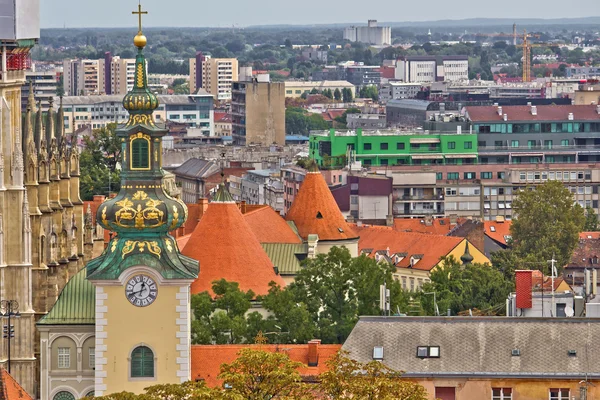 Загребская крыша и церковная башня — стоковое фото
