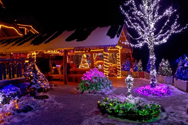 Рождественские фантазии - домики и елки огни — стоковое фото