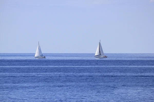 Dwa jachty żaglowe na otwartym morzu horyzont — Zdjęcie stockowe