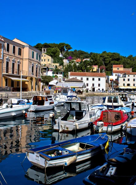 Città adriatica di Veli porto di Lussino — Foto Stock