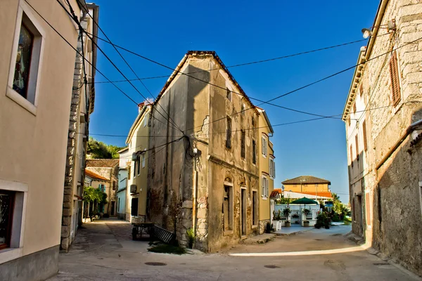 Susak - geleneksel Dalmaçya mimarisinin dar sokaklarında — Stok fotoğraf