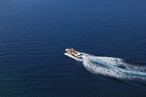 Αεροφωτογραφία ταχύτητα βάρκα στη θάλασσα μπλε — Φωτογραφία Αρχείου