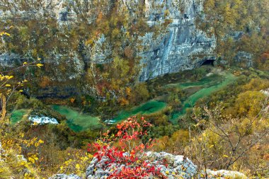 Plitvice Gölleri Kanyon - renkli nehir havadan görünümü