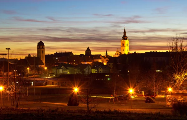 Colorido atardecer en la histórica ciudad de Krizevci — Foto de Stock