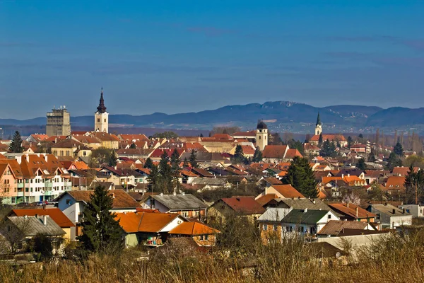 Zabytkowe miasto Križevci panoramiczny panoramę miasta — Zdjęcie stockowe
