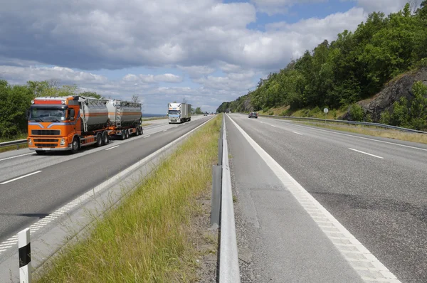 Lastbilar och bränsle på natursköna highway — Stockfoto