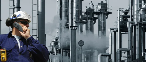 Raffinaderij werknemer en industrie — Stockfoto