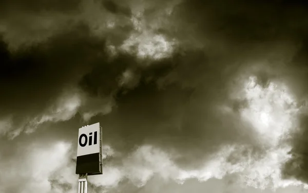 Нафта, паливо і токсичне небо — стокове фото