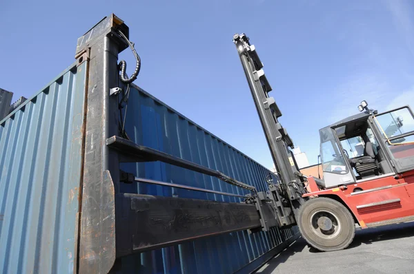 Gaffeltruck och last container — Stockfoto