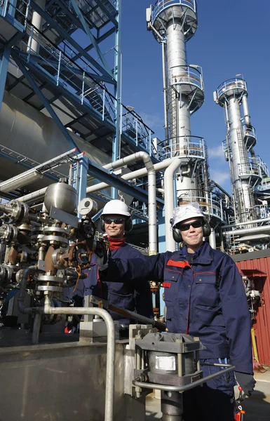 Trabalhadores do petróleo dentro da refinaria química — Fotografia de Stock