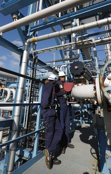 パイプラインおよび労働者εργαζόμενοι του πετρελαίου μέσα χημικά διυλιστηρίου — ストック写真