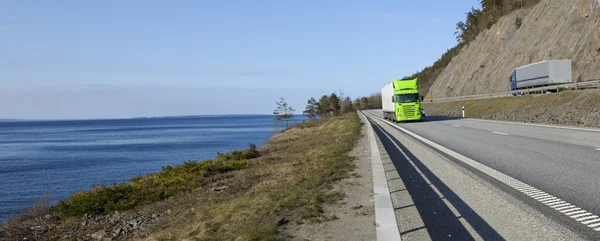 Lastbilar på natursköna highway — Stockfoto