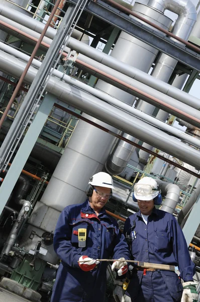 パイプラインおよび労働者εργαζόμενοι του πετρελαίου μέσα χημικά διυλιστηρίου — ストック写真