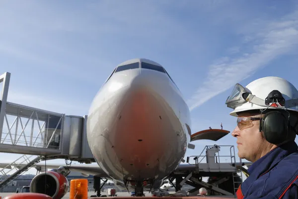 Mechanik a proudové letadlo — Stock fotografie