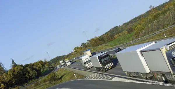 Flotte de camionnage en mouvement — Photo