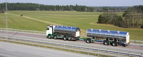 Bränsle lastbil på väg — Stockfoto