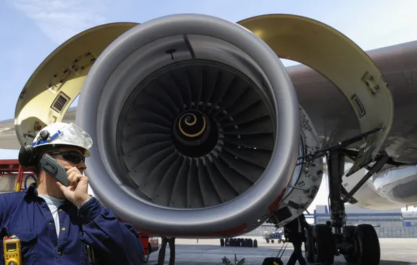 Mecânico de aviões e avião a jato — Fotografia de Stock