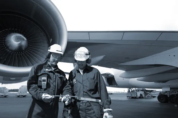 Mechanics and jet airliner — Stock Photo, Image