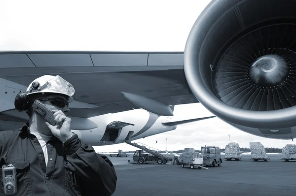 Mechanic and jet airliner — Stock Photo, Image