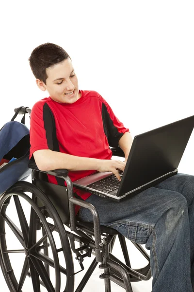 Adolescent handicapé utilisant un ordinateur — Photo